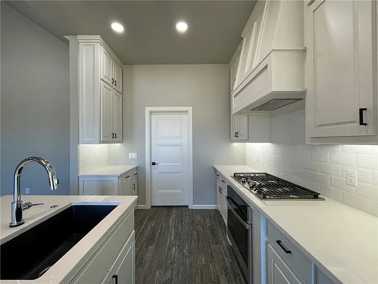 15809 Capri Ln — Photo 9