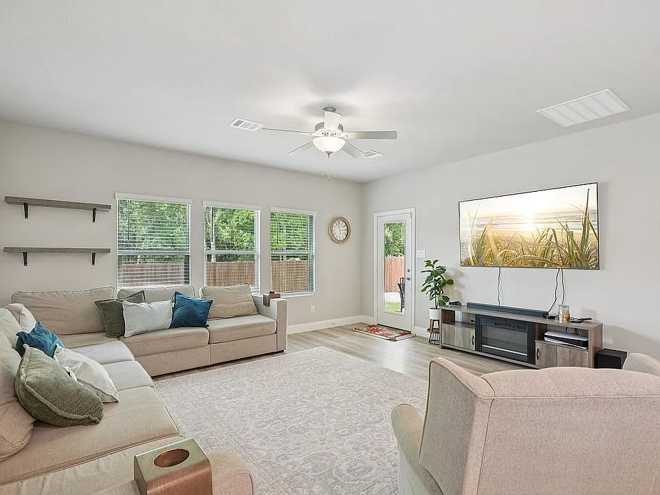 4 bed, 2686 sqft, $2,850 — Photo 2