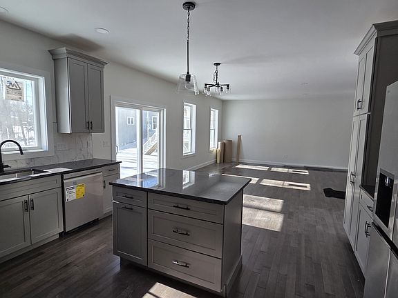 4th image of 91 Chicopee Row