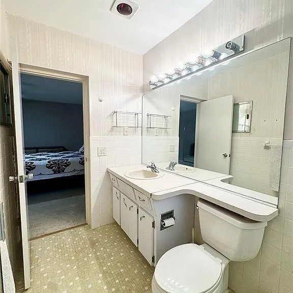 2402 Ecuadorian Way #40 — Photo 18