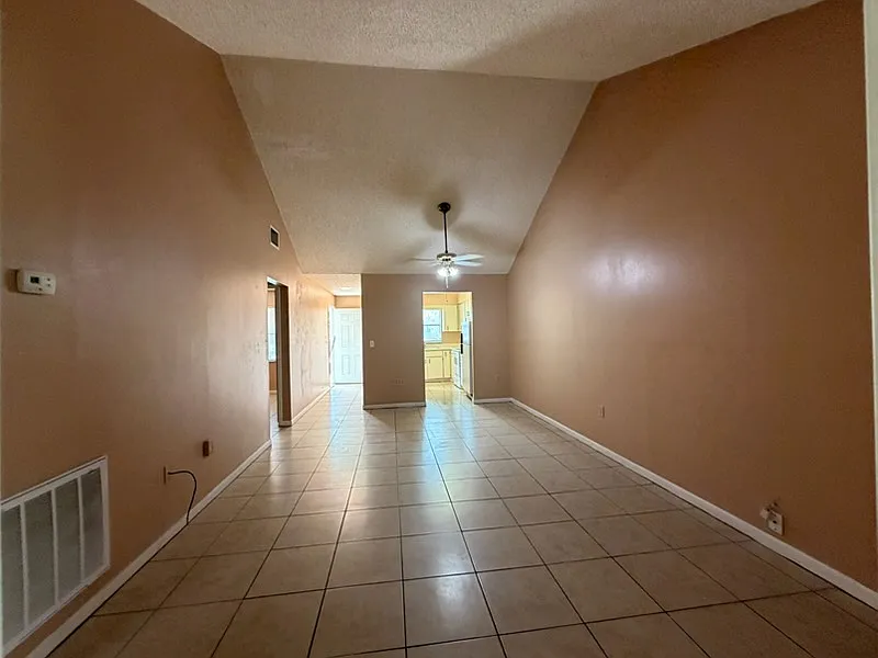 3 bed, 891 sqft, $1,500 — Photo 3