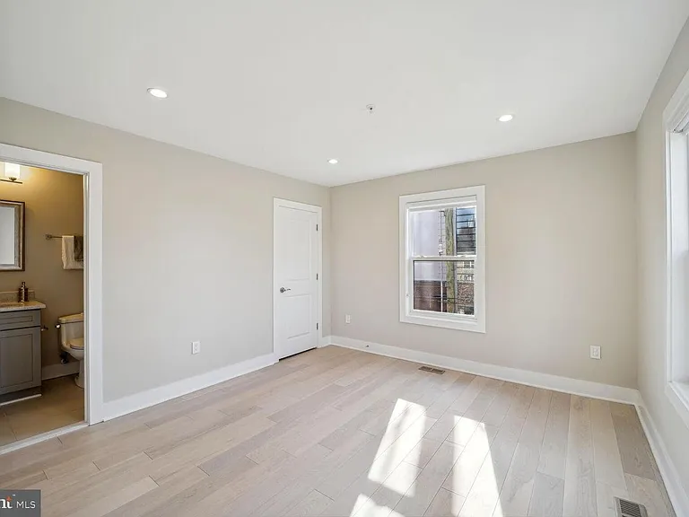 901 Lawrence St NE — Photo 8