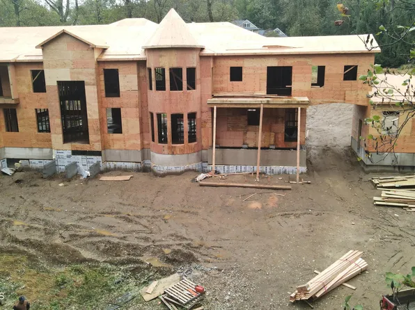 1 E Davey Place, Holmdel, NJ 07733