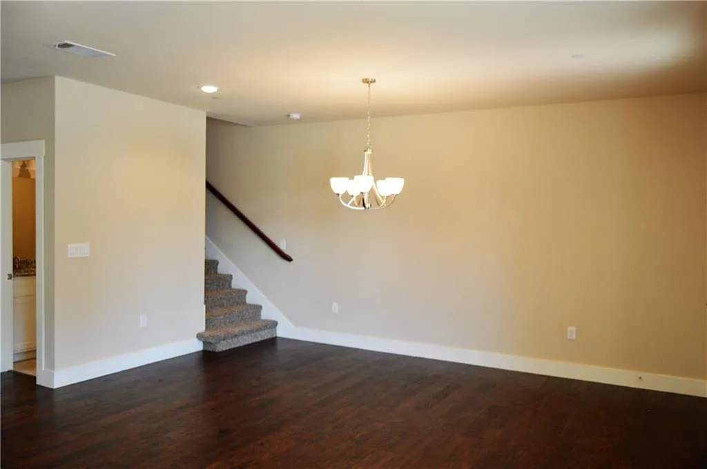 3 bed, 1861 sqft, $2,295 — Photo 2