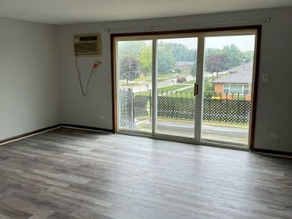 4th image of 7700 S Harlem Ave #2E