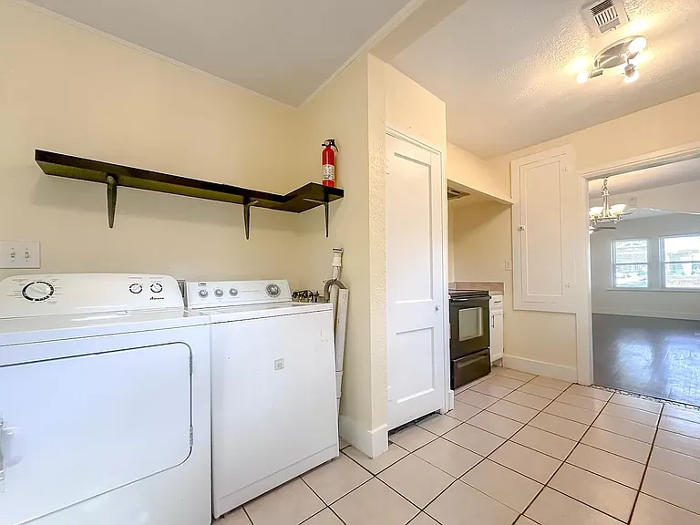 219 S Florence Ave — Photo 10