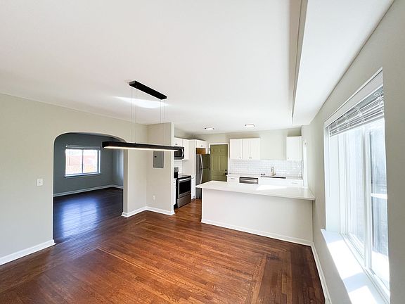 4th image of 2621-2623 Woodburn Ave #305