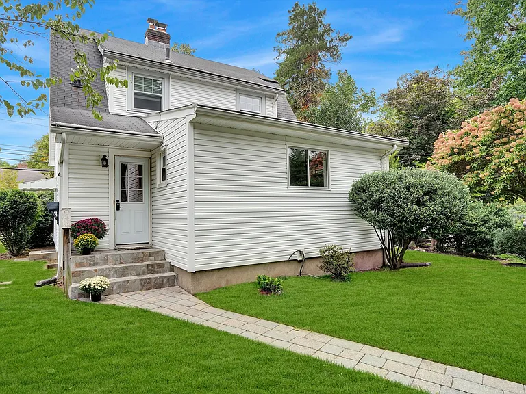 352 Durie Ave — Photo 3