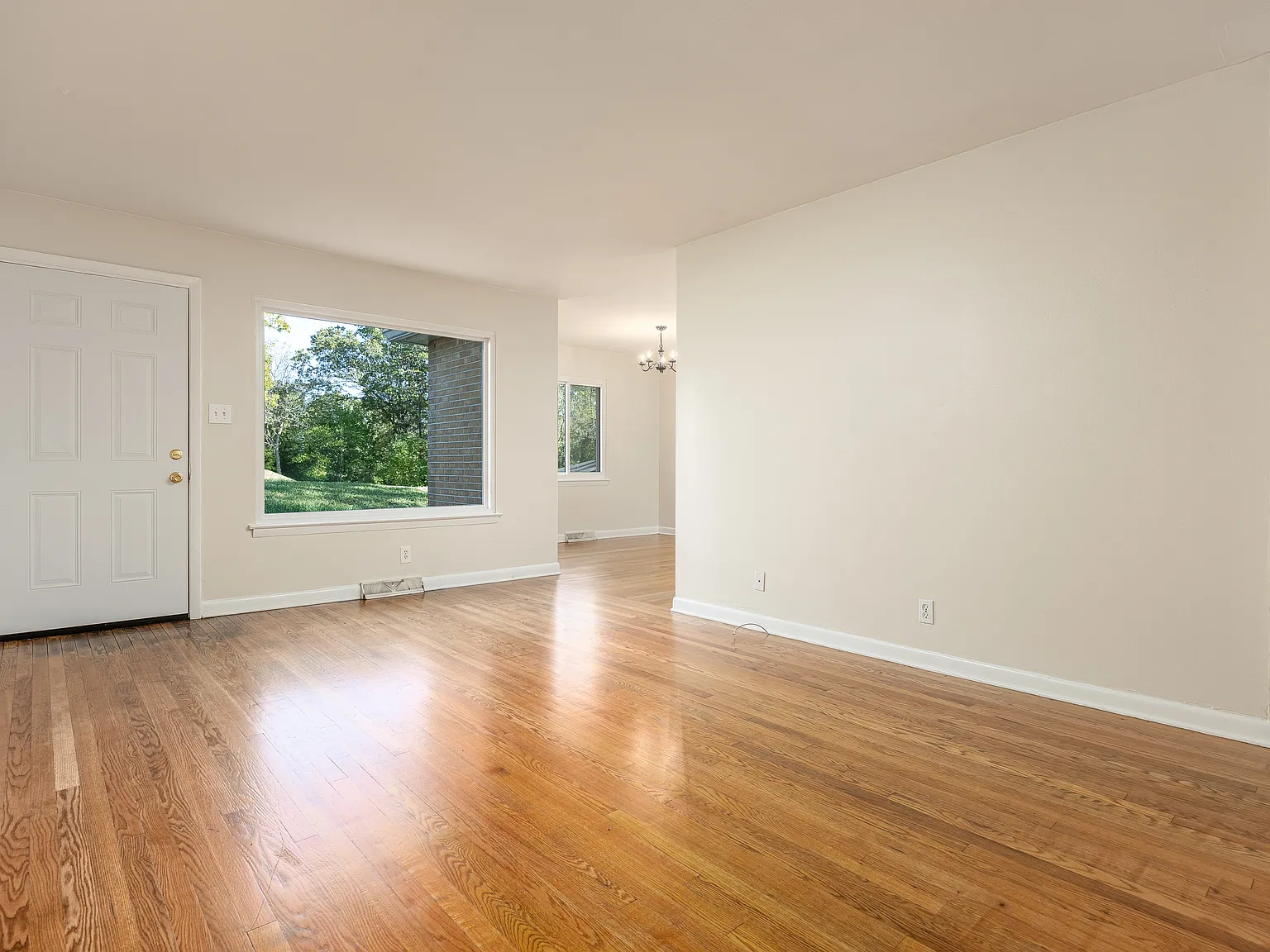 3 bed, 1.5 bath, 1100 sqft, $1,700 — Photo 4