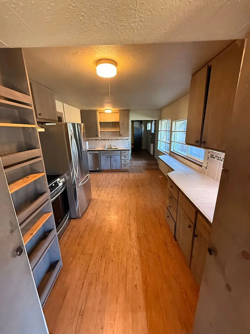Pet Friendly 3 Bdrm 1 Bath 1.8 Miles to OIT and Sky Lakes — Photo 3