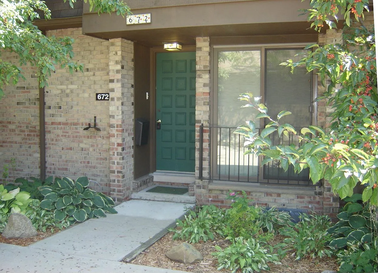 672 Greenhills Dr photo 1