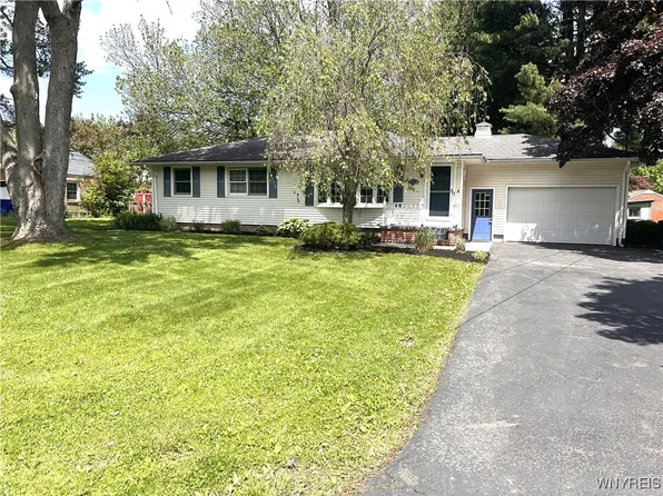 33 Lincoln Ave, Angola, NY 14006