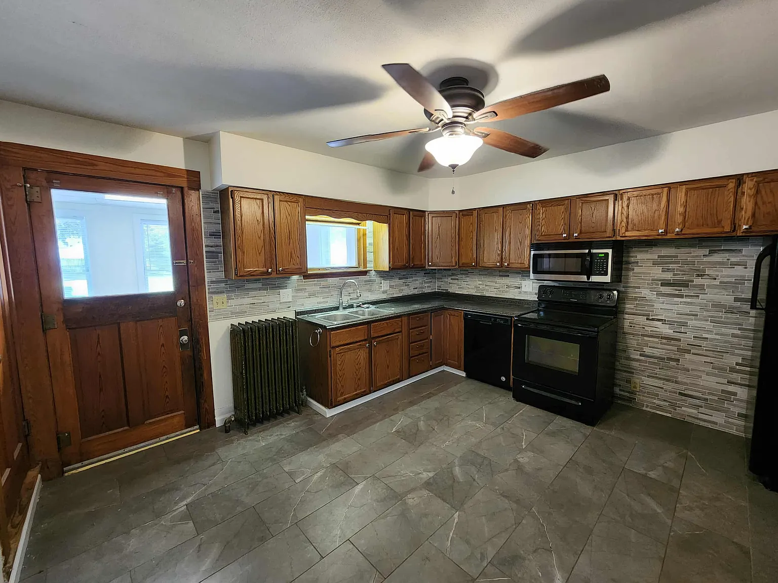 3 bed, 1.5 bath, $2,150 — Photo 3
