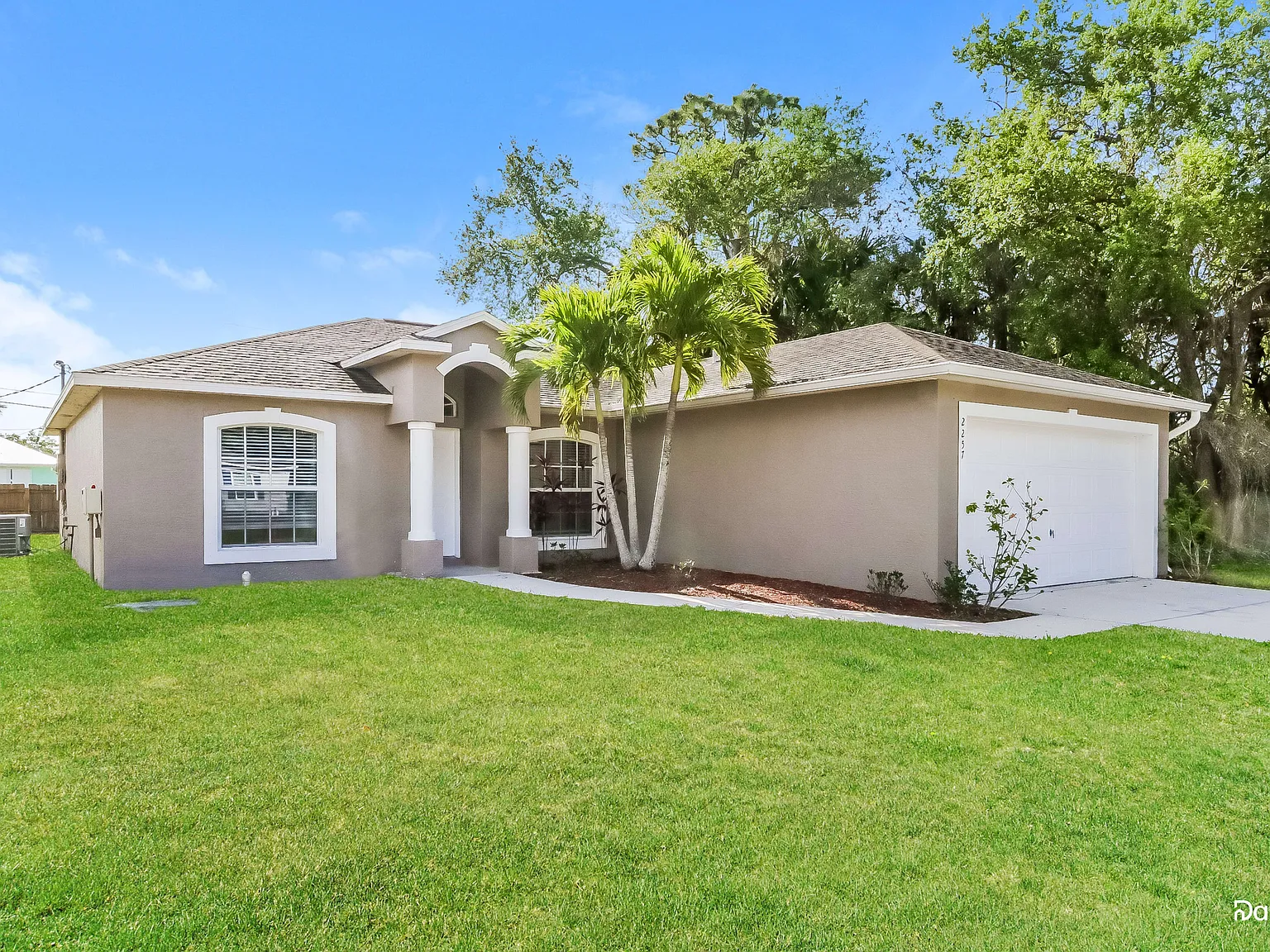 3 bed, 2.0 bath, 1432 sqft, $2,415 — Photo 2