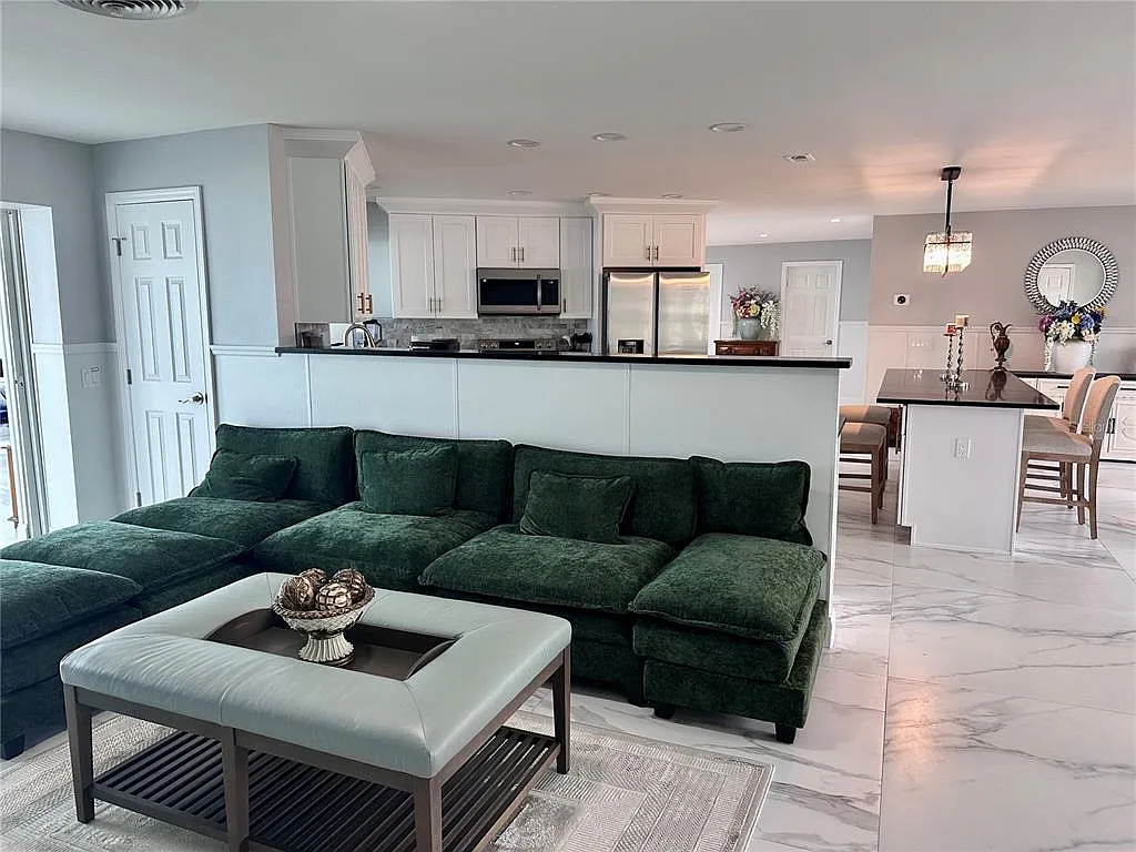 4 bed, 3.0 bath, 2798 sqft, $4,500 — Photo 3