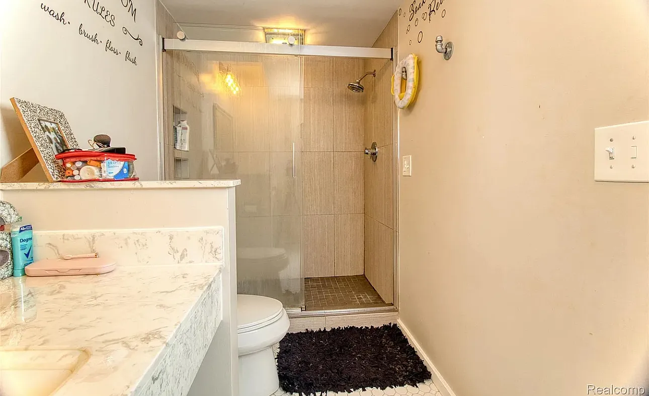 4 bed, 2200 sqft, $2,150 — Photo 3