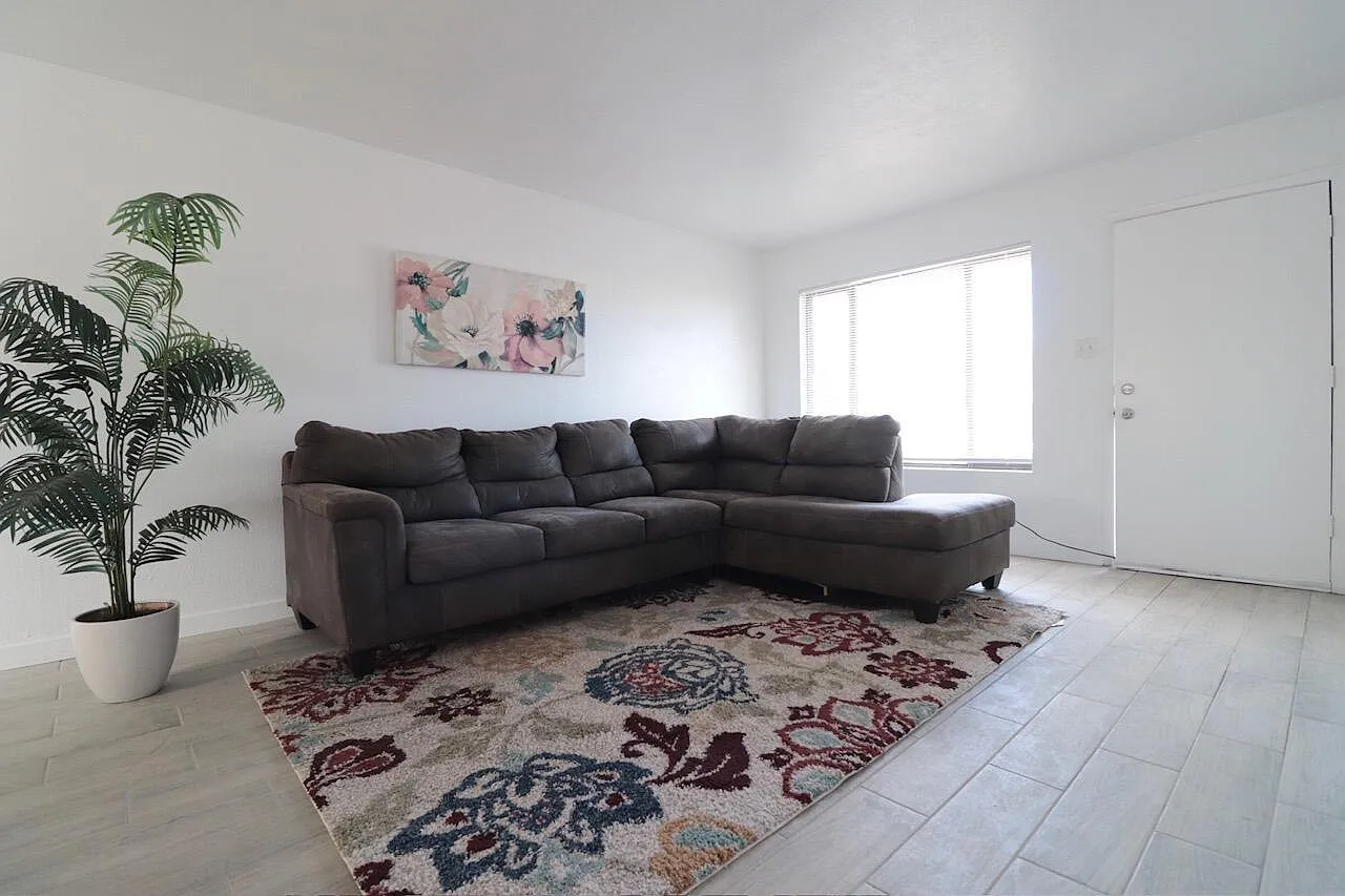 3 bed, 1.0 bath, 924 sqft, $1,850 — Photo 2