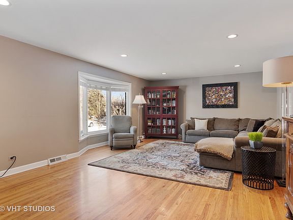 3rd image of 22W371 Glen Valley Dr