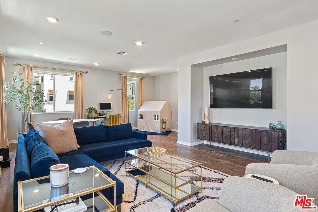 3 bed, 3.5 bath, 2021 sqft, $6,300 — Photo 2