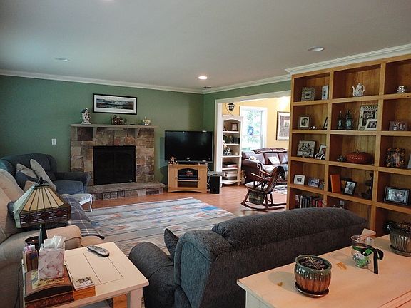 5th image of 32 Williamsburg Way