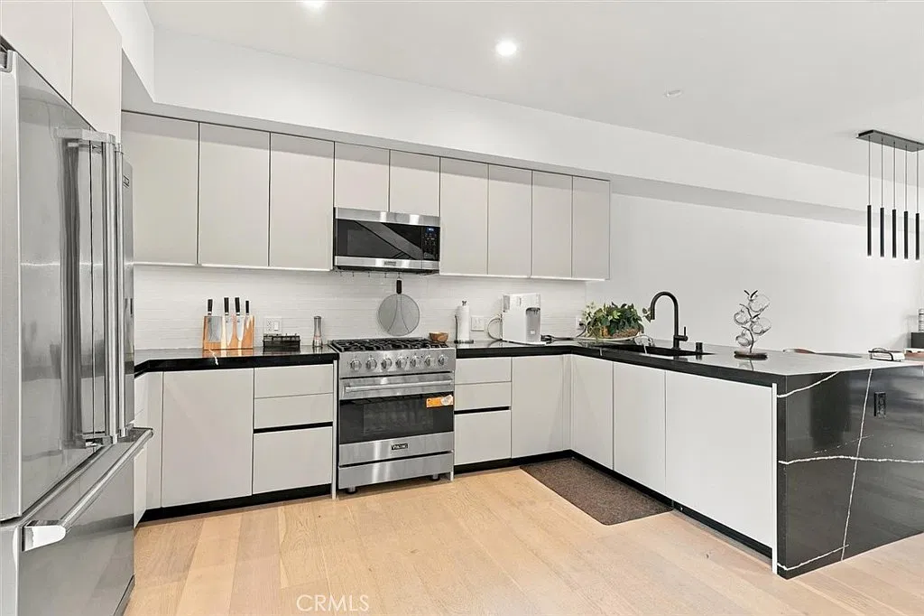 3 bed, 4.5 bath, 2537 sqft, $6,600 — Photo 4