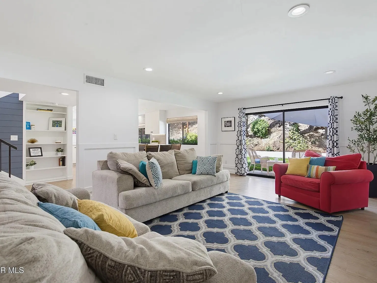5 bed, 2730 sqft, $6,990 — Photo 3