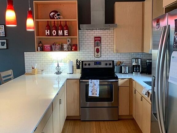 4th image of 330 W 5th St