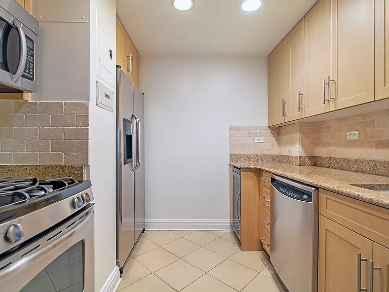 20 Park Ave #8A — Photo 4