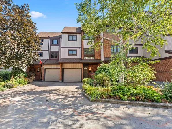 1060 Walden Cir #18, Mississauga, ON L5J 4J9