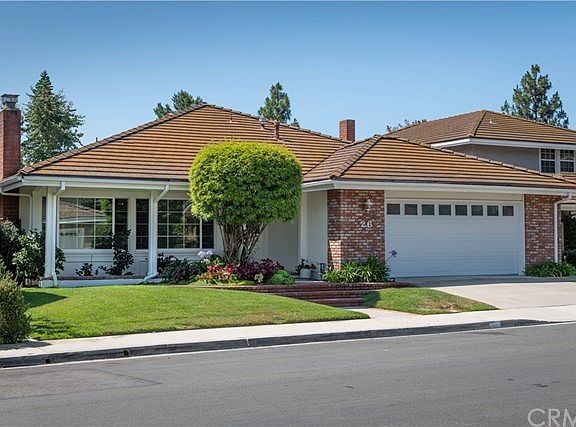 Great curb appeal. It's just as pretty inside! Come and see...