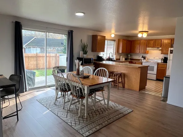 1600 N Waugh Rd #A & B, Mount Vernon, WA 98273