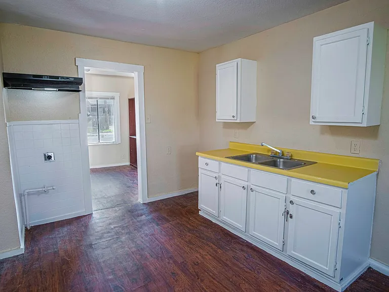 819 Larry St — Photo 8