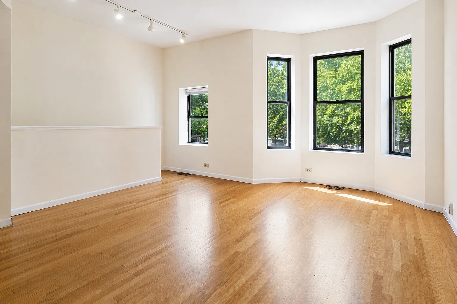3 bed, 2100 sqft, $3,150 — Photo 4