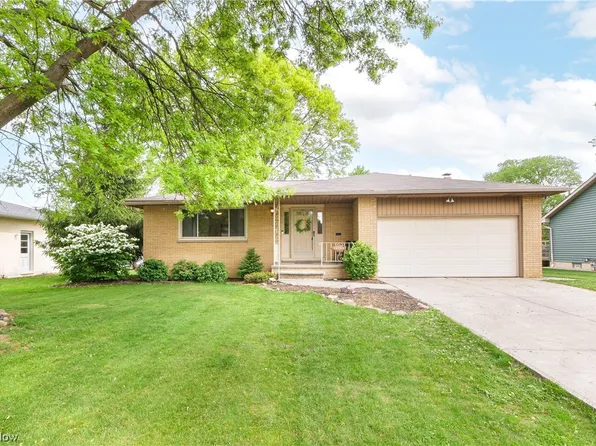 13700 Indian Creek Dr, Middleburg Heights, OH 44130