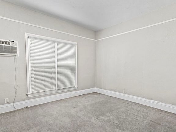 5th image of 2047 N Raymond Ave #1