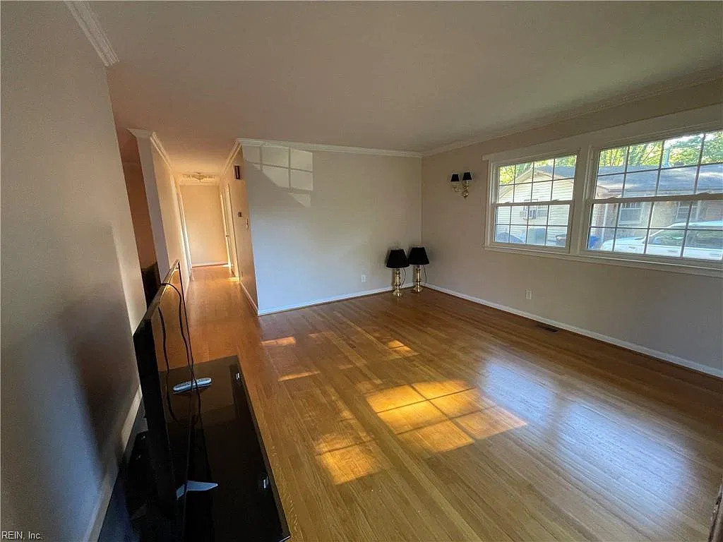 3065 Edinburgh DR — Photo 2