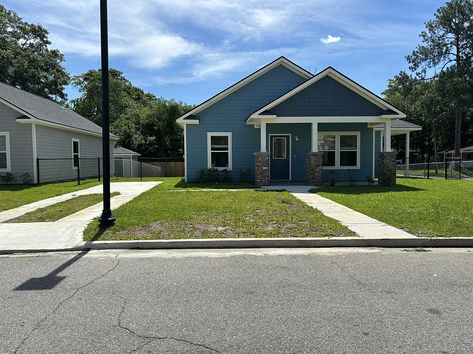 227 Crescent Dr