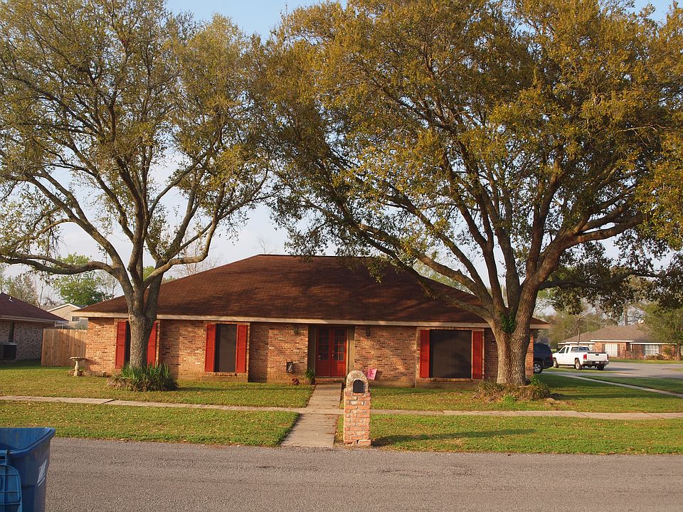 1st image of 404 River Woods Dr