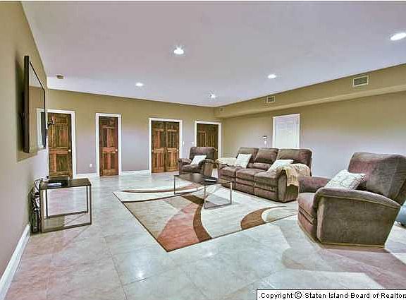 5th image of 79 Flagg Ct