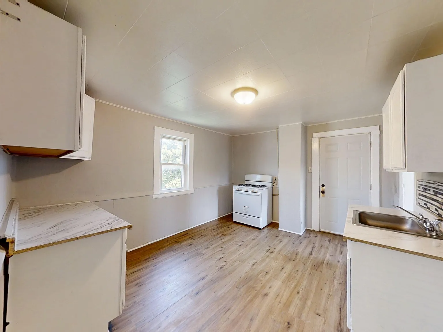 2 bed, 900 sqft, $935 — Photo 2