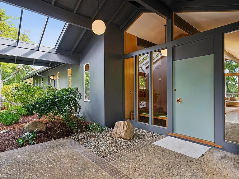 25845 Springhill Dr — Photo 2