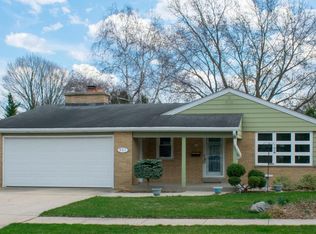 821 Meadowbrook Dr, West Bend, WI 53090