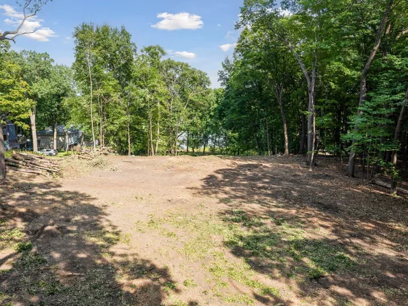 601 Fox Hill Dr, Chanhassen, MN 55317