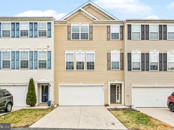 2162 Golden Eagle Dr, York, PA 17408