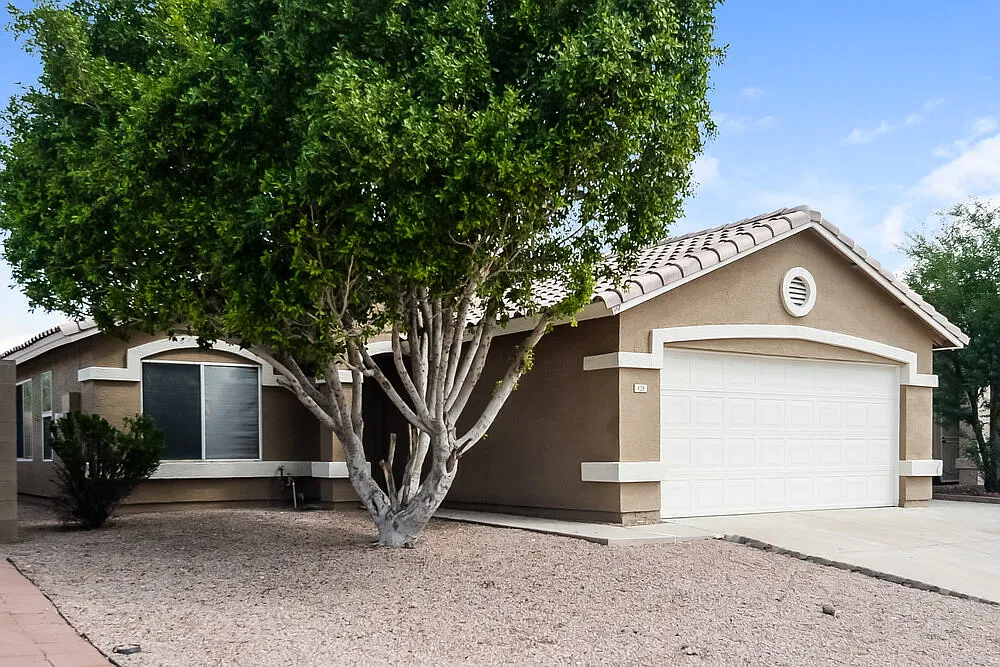 3 bed, 2.0 bath, 1323 sqft, $2,090 — Photo 3
