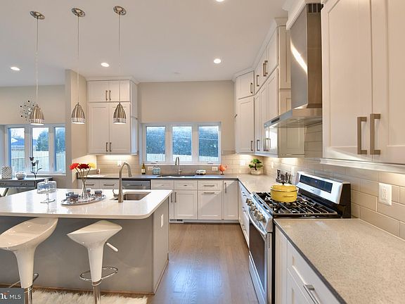 2nd image of 215 W Greenway Blvd