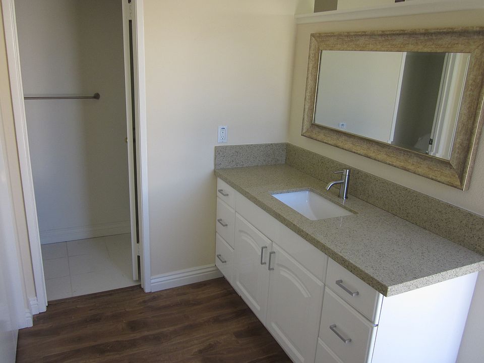 master bedroom bathroom
