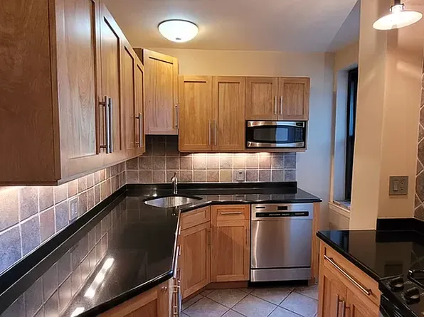 73-11 210th St APT 3J, Oakland Gardens, NY 11364