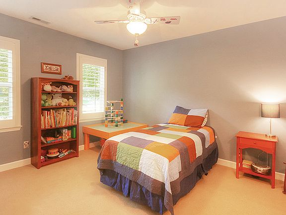 Bedroom w/ walk-in closet