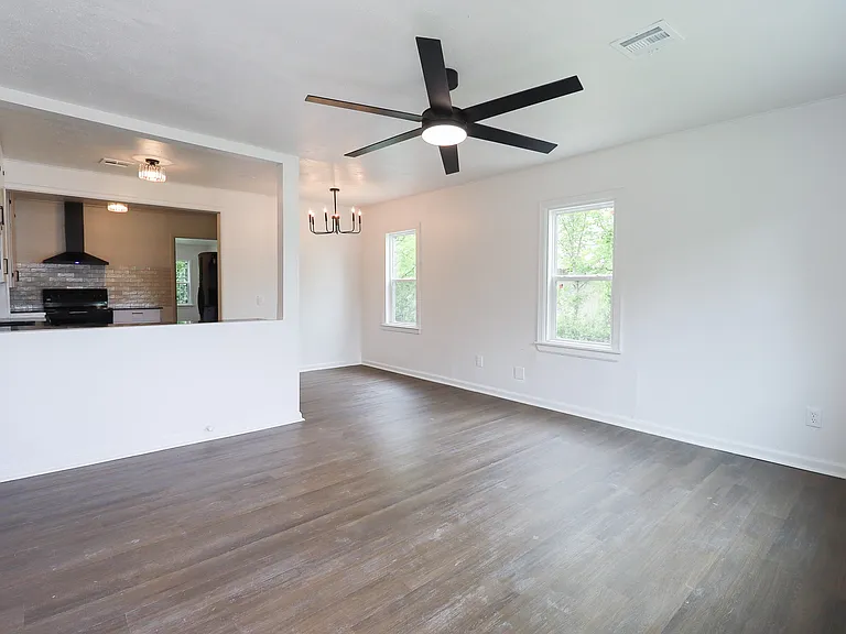 1008 E King Pl — Photo 3